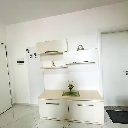 Cozy Near The Beach Apartment